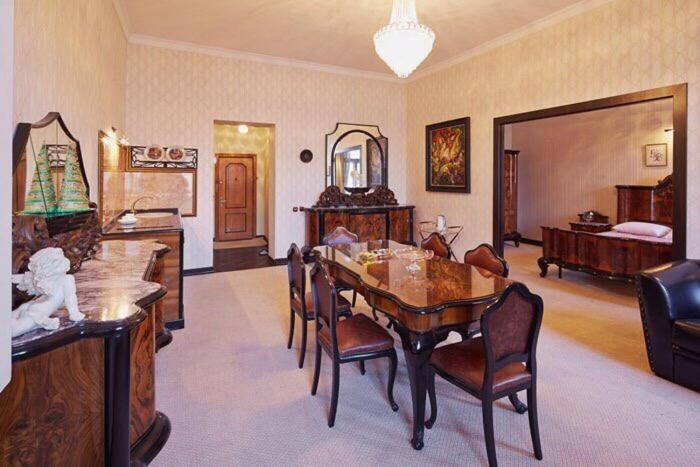 Exclusive Apartment On Shevchenko Avenue 10 Lviv Exterior photo